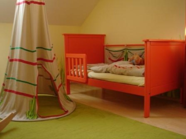Postýlka přestavěná na junior postel v barvě dle přání zákazníka